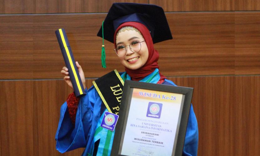 Srimaharani, wisudawan dari jurusan Perhotelan (D3) Universitas BSI (Bina Sarana Informatika) kampus Yogyakarta, berhasil menjadi pusat perhatian para wisudawan lainnya. Miliki IPK 3.98, Rani sapaan akrabnya, berhasil menjadi wisudawan terbaik. 