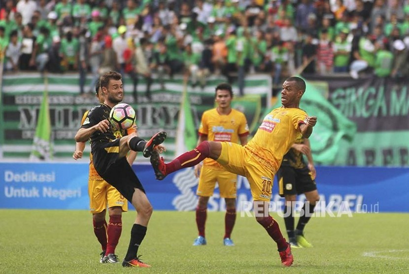 Sriwijaya FC Hilton Moreira (kanan) berebut bola dengan pesepak bola PS Barito Putera  Douglas Ricardo Packer (kiri) dalam pertandingan Gojek Traveloka Liga 1 di Stadion Gelora Sriwijaya Jakabaring (GSJ), Jakabaring Sport City (JSC), Palembang, Sumatera Selatan, Sabtu (13/5). Sriwijaya FC menang dengan skor 3-2.