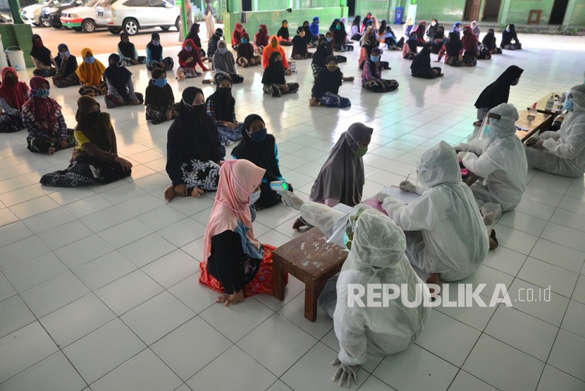 Santri mengikuti tes kesehatan oleh tim gugus tugas COVID-19 di Pondok Pesantren MTs MA NU Assalam Tanjungkarang, Jati, Kudus, Jawa Tengah, Kamis(9/7/2020). 