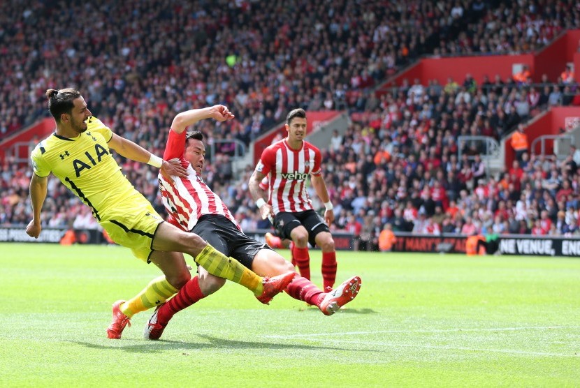 St Mary's Stadium - 25/4/15 Tottenham's Nacer Chadli scores their second goal 