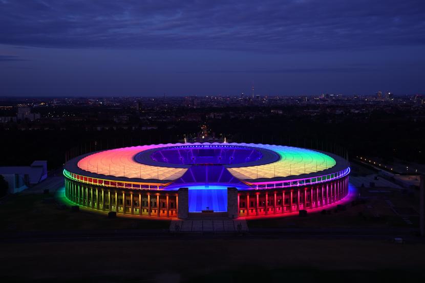 Stadion Allianz Arena tampil warna-warni mencitrakan simbol LGBt.