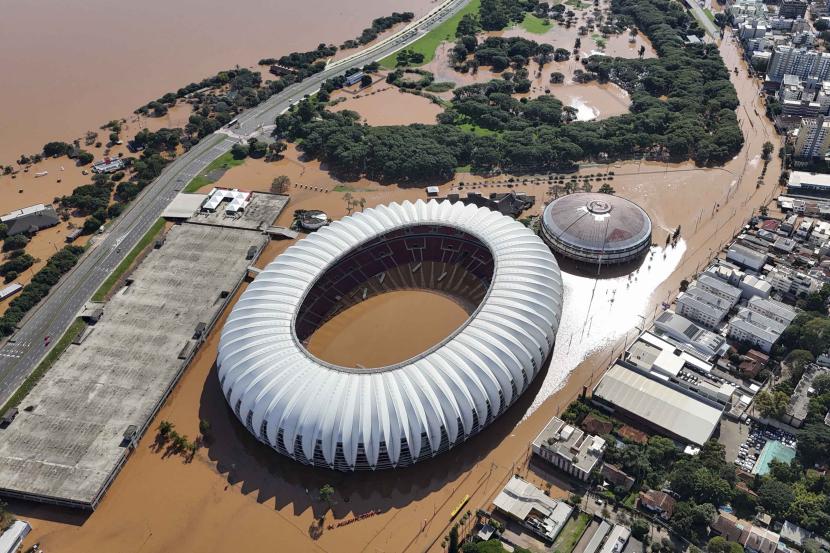 Stadion Beira Rio terendam banjir setelah hujan lebat di Porto Alegre, negara bagian Rio Grande do Sul, Brasil.Banjir di Brasil menyebabkan 150 orang meninggal dunia. (ilustrasi)