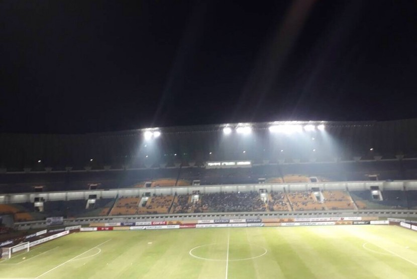 Stadion GBLA terlihat sepi jelang laga Liga 1, Persib Bandung lawan Persiba Balikpapan, Ahad (11/6) malam.