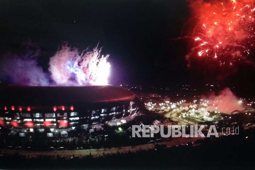 Stadion Gelora Bandung Lautan Api di malam pembukaan pon XIX jabar 2016.