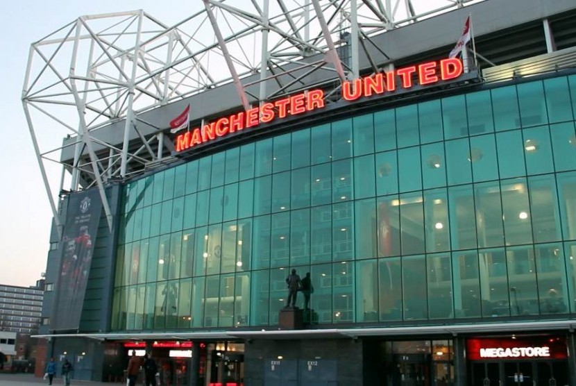 Stadion Old Trafford milik Manchester United.