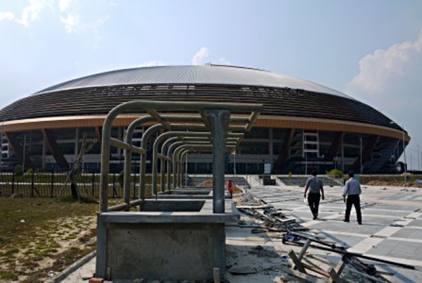 STADION UTAMA RIAU. Suasana pembangunan Stadion Utama Riau, di Panam, Pekanbaru, Senin (25/6) yang saat ini terhenti proses pengerjaannya dua pekan jelang pelaksanaan babak kualifikasi Piala Asia U-22.