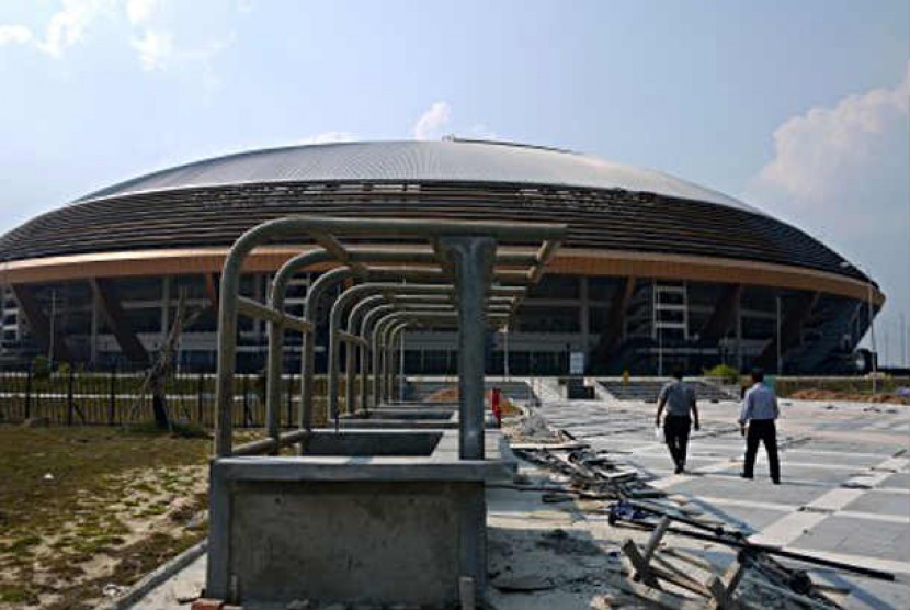 STADION UTAMA RIAU. Suasana pembangunan Stadion Utama Riau, di Panam, Pekanbaru, Senin (25/6) yang saat ini terhenti proses pengerjaannya dua pekan jelang pelaksanaan babak kualifikasi Piala Asia U-22.