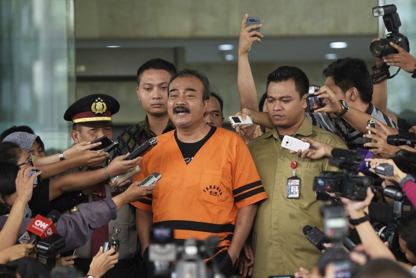 Staf Ahli Anggota DPR Dewie Yasin Limpo, Bambang Wahyuhadi (tengah) keluar dari gedung KPK, Jakarta, Jumat (23/10). 