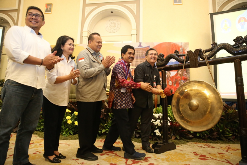 Staf Ahli Bidang Ekonomi Kreatif Kemenpora, Jonni Mardizal secara resmi membuka kegiatan forum tematik kehumasan di Menara Peninsula Hotel, Jakarta, Selasa (8/10).