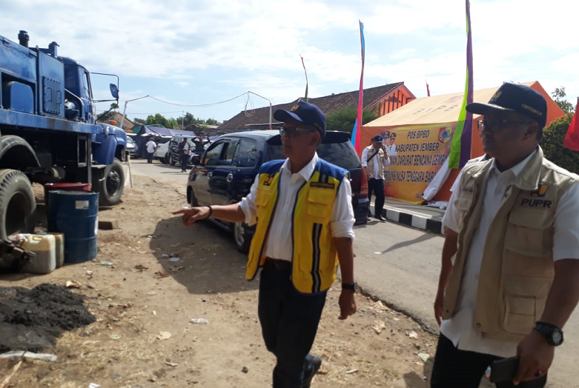 Staf Ahli Bidang Keterpaduan Pembangunan Kementerian PUPR Achmad Gani Ghazali Akman (kanan) dan Dirjen Cipta Karya Kementerian PUPR Danis Sumadilaga (kanan) meninjau progres pengadaan air bersih dan MCK di Posko Utama Tanjung, Lombok Utara, NTB, Senin (13/8).