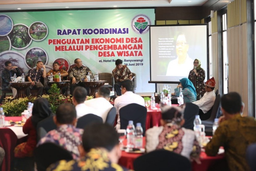 Staf Ahli Bidang Pengembangan Ekonomi Lokal Kemendes PDTT Ekatmawati membuka Rapat Koordinasi Penguatan Ekonomi Desa Melalui Pengembangan Desa Wisata di Banyuwangi, Rabu (26/6).