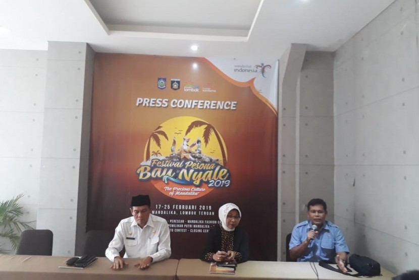 Staf Ahli Menteri Bidang Multikultural Kemenpar Esty Reko Astuty (tengah), Sekretaris Daerah Lombok Tengah Nursiah (kiri), dan Kepala Dinas Pariwisata NTB Lalu Muhammad Faozal (kanan), saat jumpa pers persiapan Festival Pesona Bau Nyale 2019 di Hotel DMax, Lombok Tengah, NTB, Rabu (23/1).