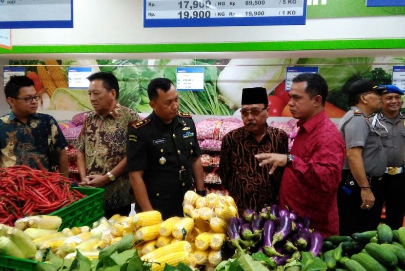 Staf ahli Pemkot Mataram Ijab Arwadi (peci hitam), Director of Wholesale Operations// PT MPPA Emi Nuel, saat pembukaan  gerai SmartCllub di Kota Mataram, Kamis (15/12)