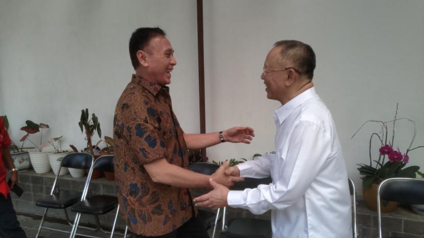  Staf Ahli Wakil Presiden Mochamad Iriawan yang akrab disapa Iwan Bule bersilaturahmi ke mantan Wali Kota Bandung Dada Rosada.