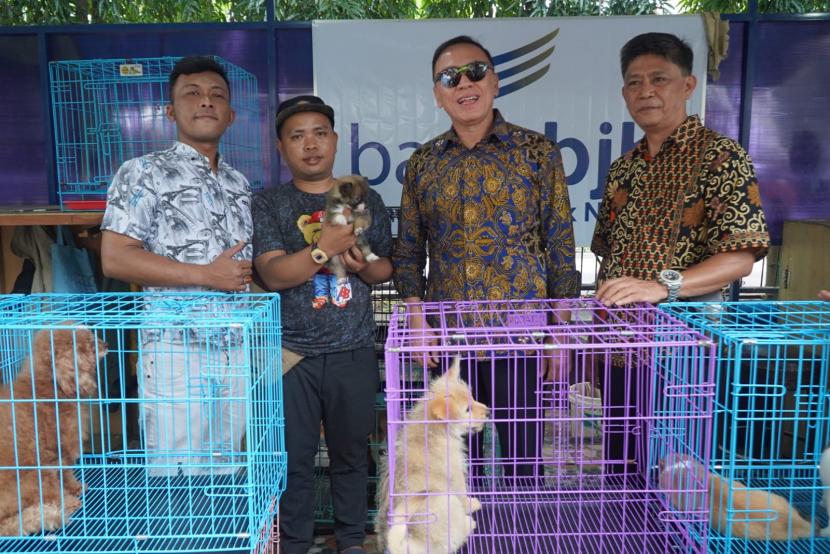 Staf Ahli Wakil Presiden RI Mochamad Iriawan atau yang akrab disapa Iwan Bule saat menghadiri acara peresmian penertiban PKL di Jalan Dr Rajiman, Kota Bandung pada Senin 20 Maret 2023.