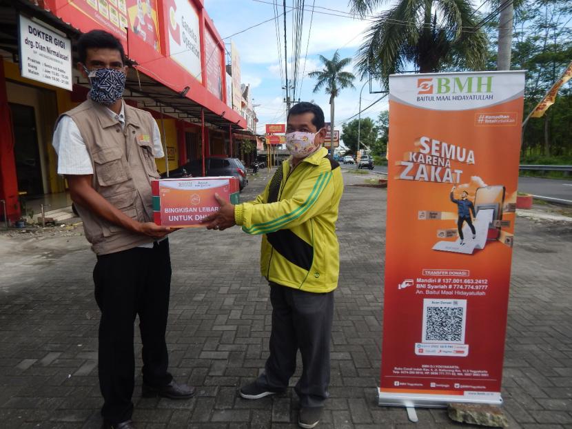 Staf BMH Perwakilan Yogyakarta membagikan paket lebaran untuk yatim dan dhuafa.