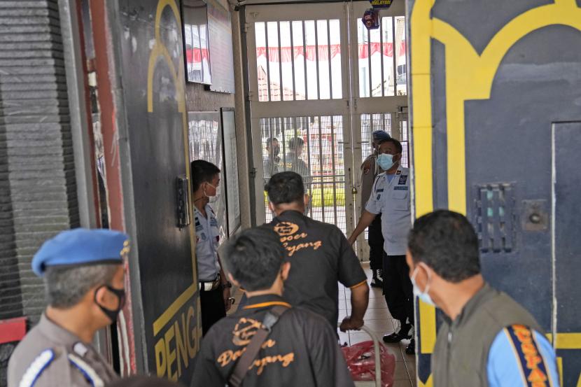 Staf dan polisi menjaga pintu masuk utama penjara Lapas Kelas 1 Tangerang, Kota Tangerang, Banten usai insiden kebakaran pada Rabu (8/9) dini hari WIB.