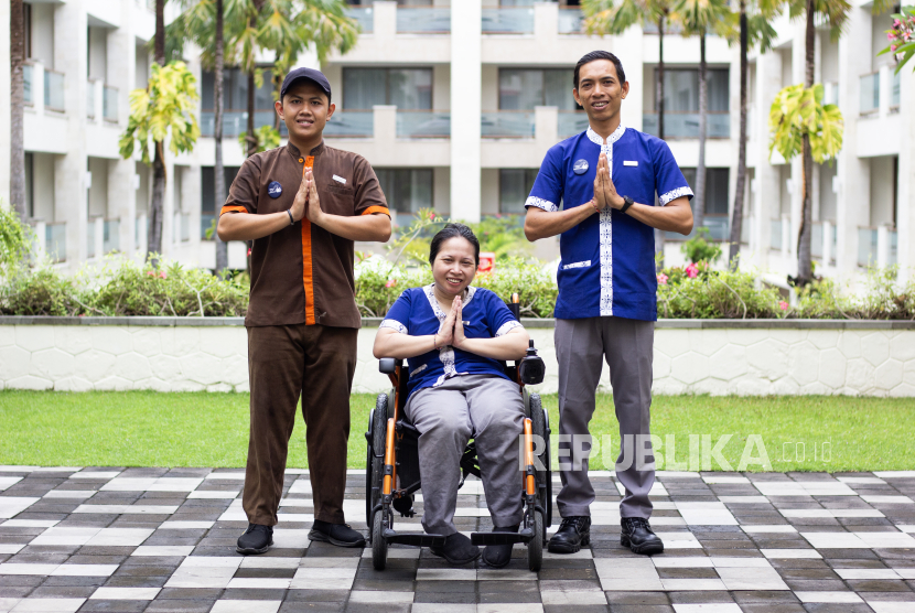 Staf difabel di Aston Kuta Hotel & Residence.