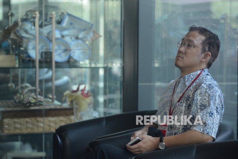  Staf Khusus Ahok, Sunny Tanuwidjadja menunggu untuk menjalani pemeriksaan di Gedung KPK, Jakarta, Rabu (13/4).  (Republika/Raisan Al Farisi)