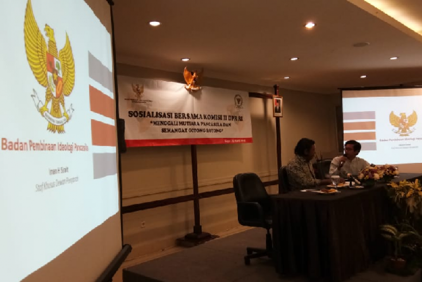 Staf Khusus Dewan Pengarah BPIP Iman Hasiholan Sirait saat menyampaikan materi sosialisasi mutiara Pancasila di Kota Bogor, Sabtu (23/3).