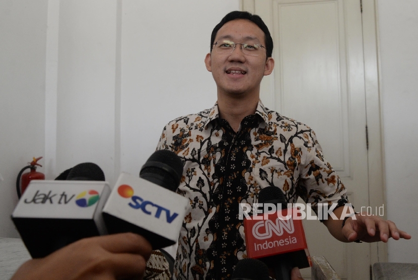 Staf khusus Gubernur DKI Jakarta, Sunny Tanuwidjaja menjawab pertanyaan wartawan di Balai Kota Jakarta, Senin (11/4). (Republika/ Yasin Habibi)