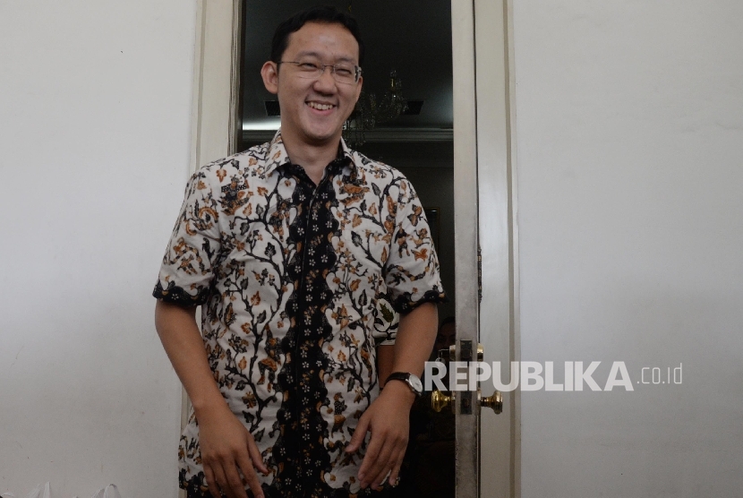 Staf khusus Gubernur DKI Jakarta, Sunny Tanuwidjaja menjawab pertanyaan wartawan di Balai Kota Jakarta, Senin (11/4). (Republika/ Yasin Habibi)