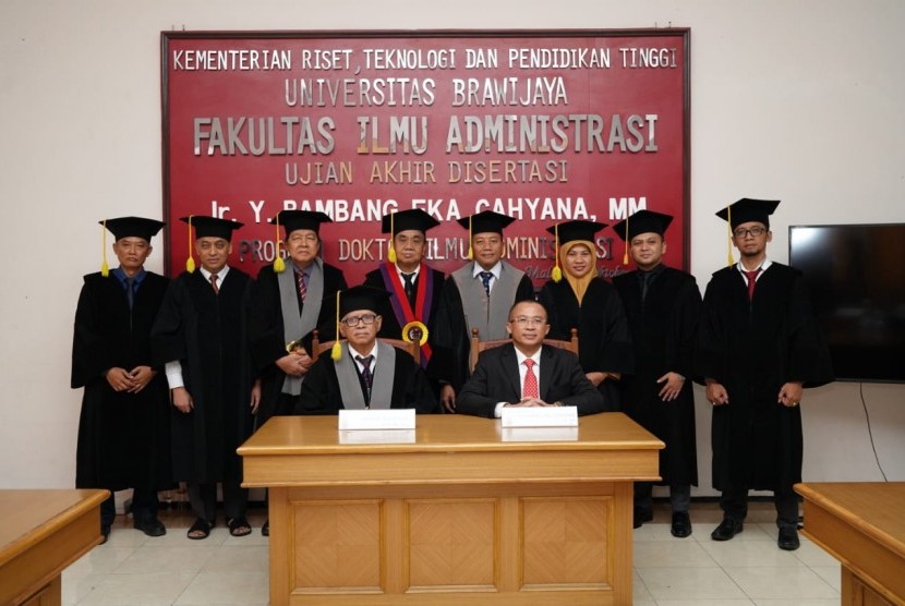 Staf Khusus II Menteri BUMN, Bambang Eka Cahyana bersama anggota Watimpres, Sidarto Danusubroto dan tim penguji Program Doktor Ilmu Administrasi, usai sidang promosi doktor di Universitas Brawijaya Malang, Kamis (3/10).