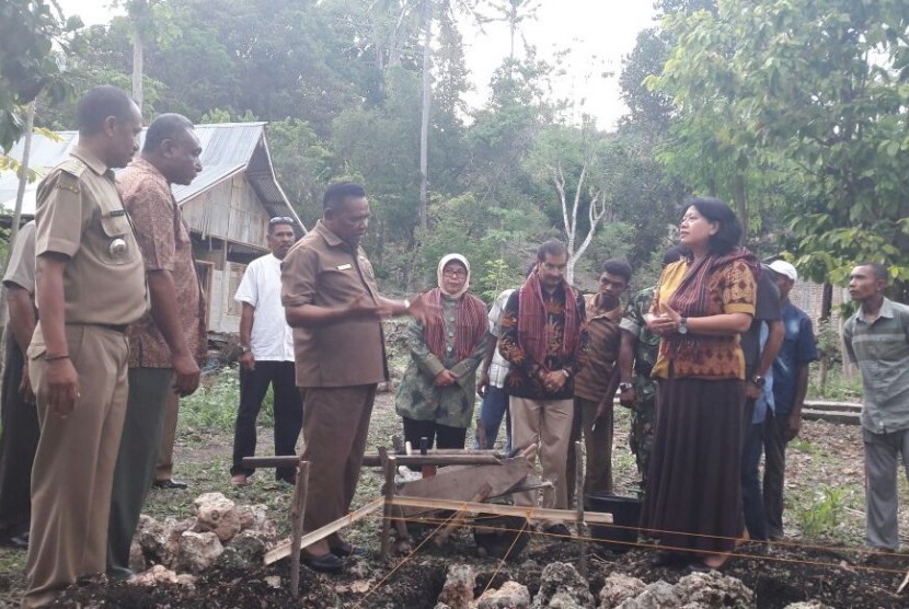 Staf Khusus Kemenaker Dita Indah Sari menghadiri pembuatan sumur gali sistem pompa di NTT, Rabu (16/11).