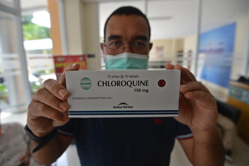 Staf Khusus Kementerian BUMN Arya Sinulingga menunjukkan kotak berisi obat Chloroquine yang akan diserahkan kepada RSPI Sulianti Saroso di Jakarta, Sabtu (21/3/2020). (Antara/Aditya Pradana Putra)