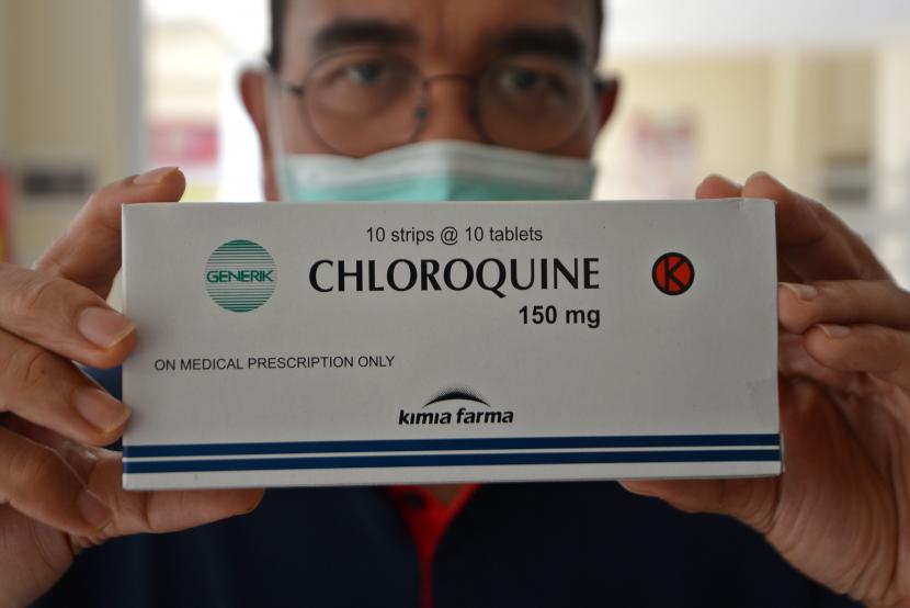 Staf Khusus Kementerian BUMN Arya Sinulingga menunjukkan kotak berisi obat Chloroquine. 