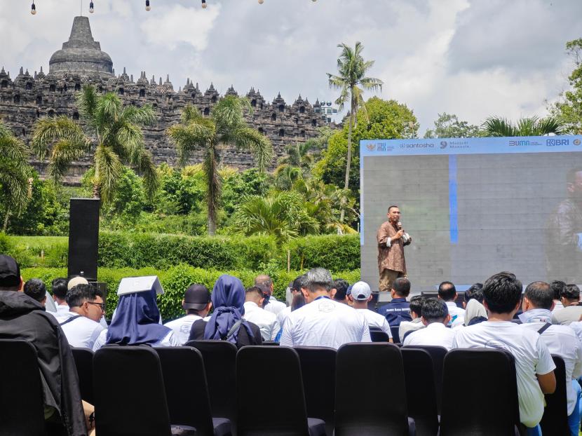 Staf Khusus Kementerian BUMN Arya Sinulingga, saat kegiatan 1000 Manusia Bercerita yang diselenggarakan di Kawasan Wisata Candi Borobudur, Jumat lalu.