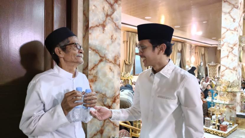 Staf Khusus Menag H Abdul Rochman atau Cak Adung (kanan) saat berinteraksi dengan jamaah haji.