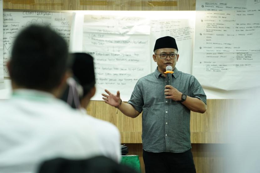 Staf Khusus Menteri Agama Wibowo Prasetyo, mengatakan dialog antarumat beragama mesti dilakukan secara realistis