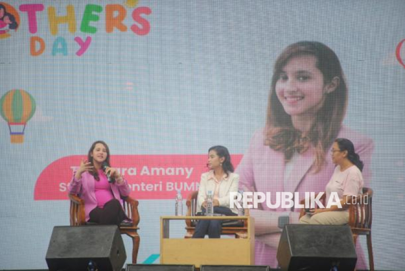 Staf khusus Menteri BUMN Tsamara Amany (kiri) dan CEO Pinhome Dayu Dara Permata dalam talkshow di acara Jakarta Mother’s Day 2024 di kawasan SCBD, Jakarta, Ahad (22/12/2024).