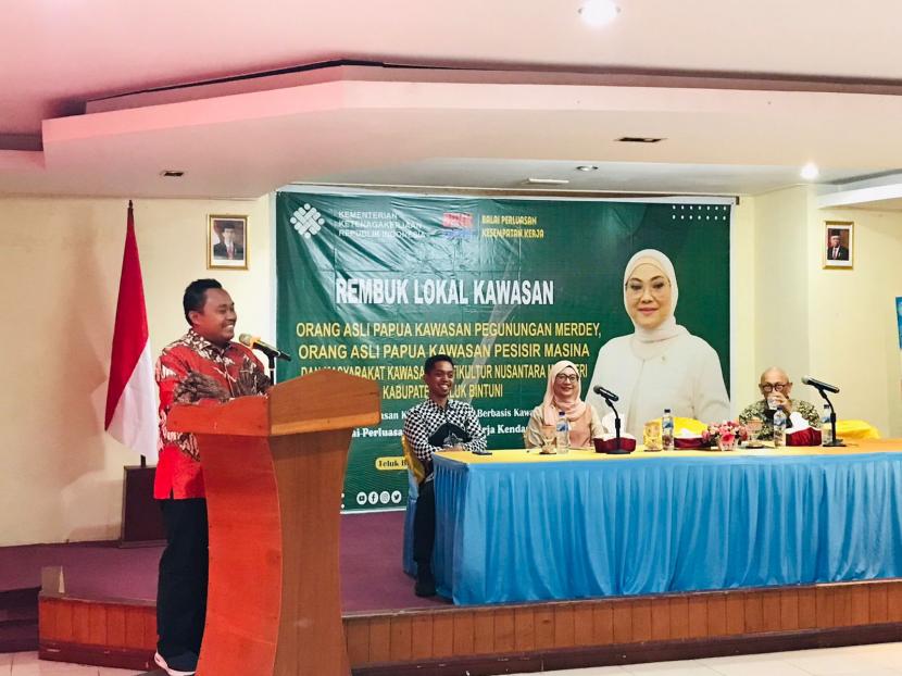 Staf Khusus Menteri Ketenagakerjaan Caswiyono Rusydie Cw berbicara ketika menghadiri acara Rembuk Lokal Perluasan Kesempatan Kerja Berbasis Kawasan di Teluk Bintun, Jumat (23/6/2023).