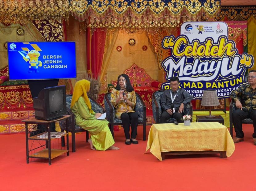 Staf Khusus Menteri Komunikasi dan Informatika (Menkominfo) Rosarita Niken Widiastuti dalam acara Celoteh Melayu.