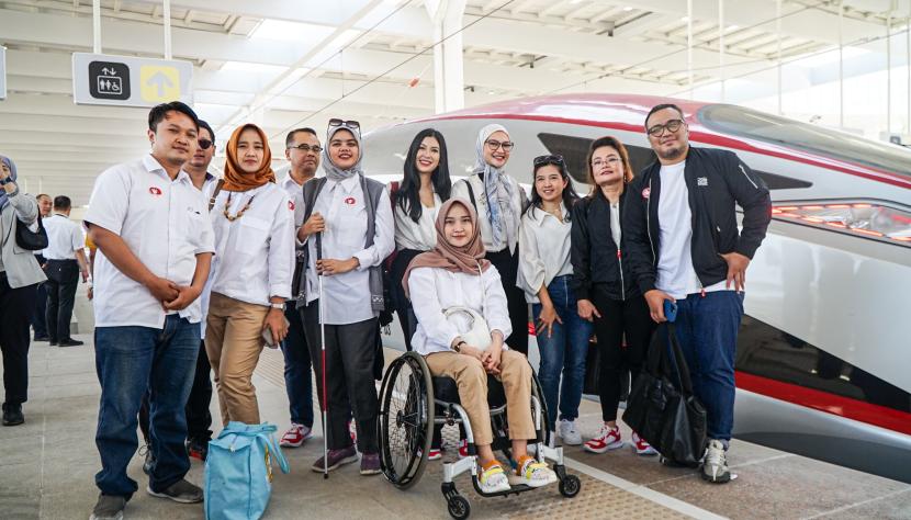 Staf Khusus Presiden Angkie Yudistia mencoba kereta cepat bersama teman disabilitas pada Sabtu (30/9/2023).