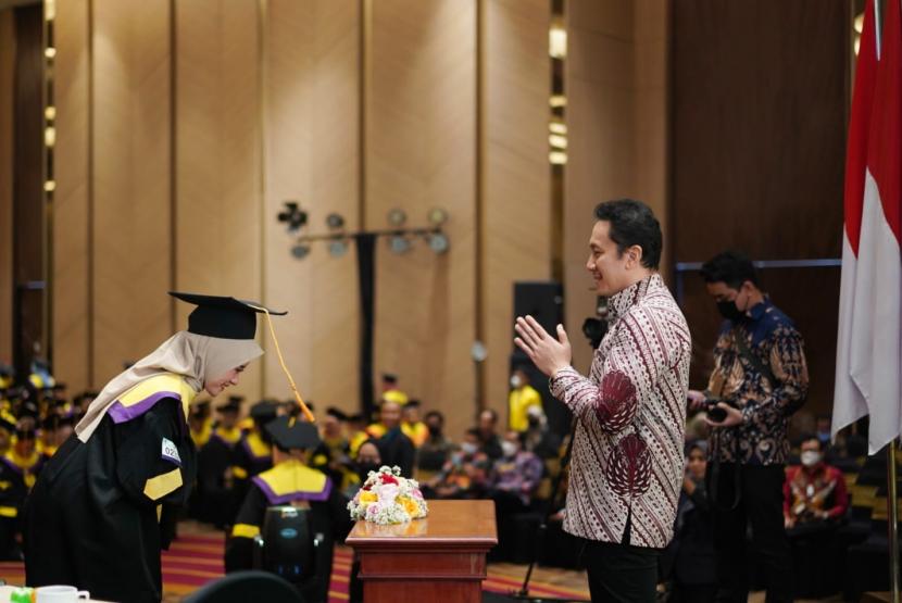 Staf Khusus Presiden, Diaz Hendropriyono pada Upacara Penyerahan Ijazah 1,606 wisudawan-wisudawati Universitas Terbuka (UT) Malang, di Malang, Jawa Timur, Ahad (18/9/2022).