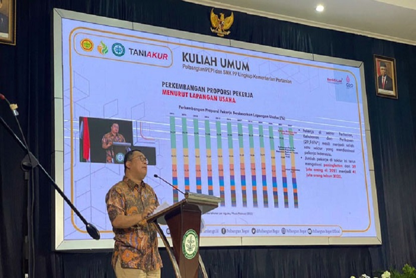Staf Khusus Presiden Jokowi, Arif Budimanta mengulas materi tentang peningkatan ekonomi petani milenial, untuk mendukung terjaganya pasokan pangan terutama produktivitas dan distribusi rantai pasar dari produk-produk pertanian.
