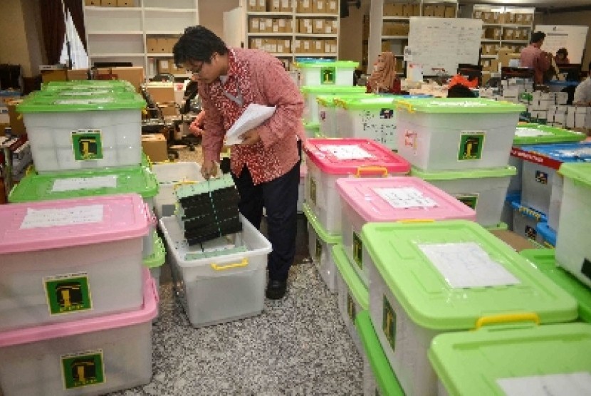 Staf mahkamah Konstitusi mendata berkas gugatan Perselisihan Hasil Pemilihan Umum (PHPU) di Mahkamah Konstitusi, Jakarta, Jumat (16/5). Menurut Sekjen MK, Janedjri M. Gaffar, jumlah gugatan perkara perselisihan pemilihan umum legislatif tahun ini meningkat