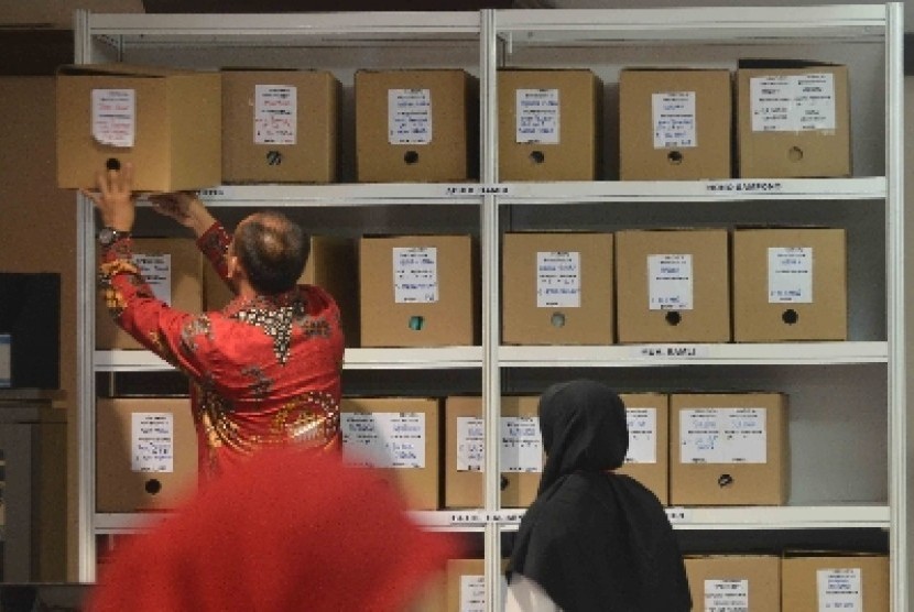 Staf mahkamah Konstitusi mendata berkas gugatan Perselisihan Hasil Pemilihan Umum (PHPU) di Mahkamah Konstitusi, Jakarta, Jumat (16/5). 