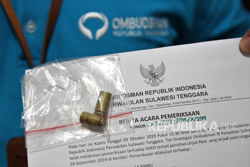 Staf Ombudsman menunjukkan selongsong peluru yang diduga proyektilnya mengenai dua mahasiswa hingga meninggal, di Kantor Ombudsman Sulawesi Tenggara, Kendari, Sulawesi Tenggara, Jumat (4/10/2019). 