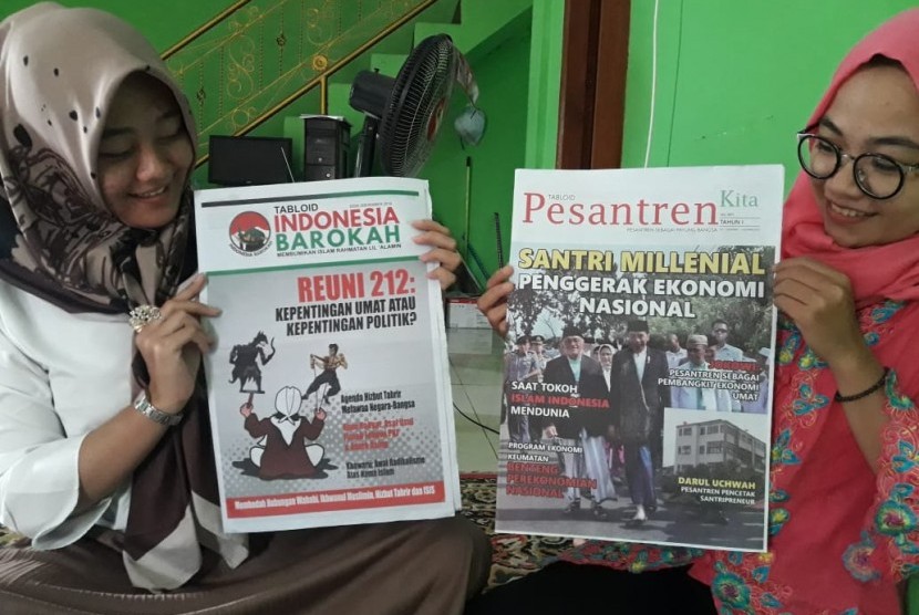 Staf Panwascam Kecamatan Jatiluhur, Kabupaten Purwakarta, memerlihatkan tabloid kontroversial Indonesia Barokah, Ahad (27/1). Saat ini, Bawaslu setempat telah mengambil sampel tablid tersebut. 