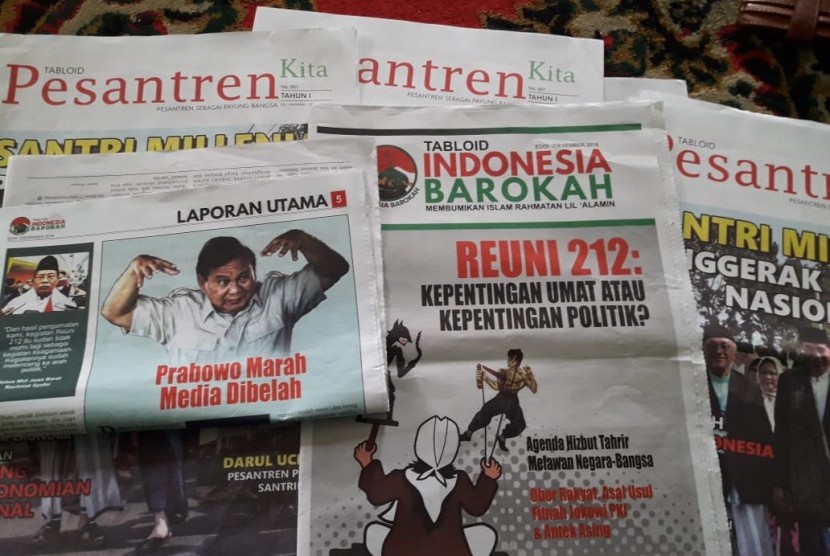 Staf Panwascam Kecamatan Jatiluhur, Kabupaten Purwakarta, memerlihatkan tabloid kontroversial Indonesia Barokah, Ahad (27/1). Saat ini, Bawaslu setempat telah mengambil sampel tablid tersebut.