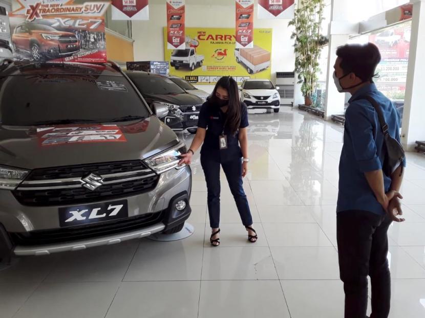 Staf penjualan Suzuki melakukan pelayanan dengan pedoman Hygiene Commitment.  PT Suzuki Finance Indonesia berupaya melakukan inovasi di tengah pandemi Covid-19. Perusahaan menghadirkan aplikasi pada gawai untuk melakukan transaksi kredit kendaraan yang diinginkan oleh masyarakat.