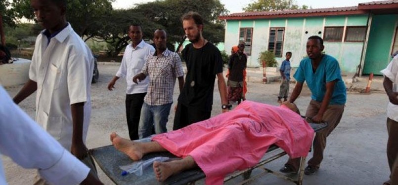 Staf Rumah Sakit Madina membawa anggota Medecins Sans Frontieres yang menjadi korban penembakan di Mogadishu pada Kamis (29/12). 