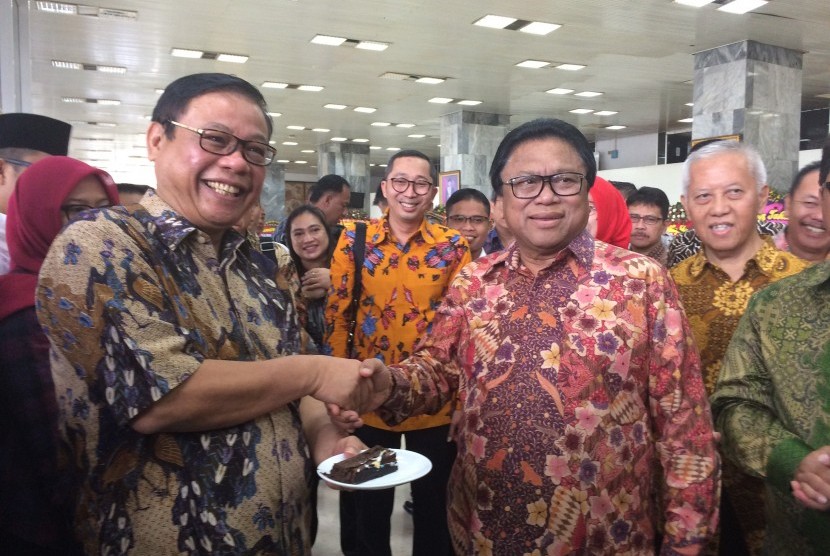 Staf Sekretariat Jenderal DPD RI bersama dengan wartawan parlemen memberikan kejutan bagi Oesman Sapta di hari ulang tahunnya di Gedung Nusantara III Kompleks Parlemen.