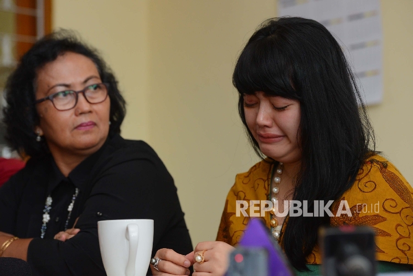  Staf Ahli anggota DPR RI Fraksi PDI Perjuangan Masinton Pasaribu, Dita Aditya (kanan) menangis saat melaporkan atasannya ke LBH Apik, Jakarta, Senin (1/2).  (Republika/Raisan Al Farisi)