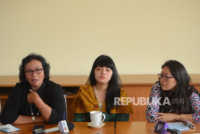  Staf Ahli anggota DPR RI Fraksi PDI Perjuangan Masinton Pasaribu, Dita Aditya (tengah) bersama kuasa hukumnya, usai melaporkan kasus penganiayaan atasannya ke LBH Apik di Jakarta, Senin (1/2).  (Republika/Raisan Al Farisi)