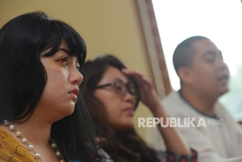  Staf Ahli anggota DPR RI Fraksi PDI Perjuangan Masinton Pasaribu, Dita Aditya (kiri) bersama kuasa hukumnya, usai melaporkan kasus penganiayaan atasannya ke LBH Apik di Jakarta, Senin (1/2).  (Republika/Raisan Al Farisi)
